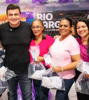 Após mais de 10 anos, Prefeito Carlos entrega novos fardamentos para ACS e ACE em Rio Largo