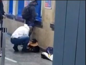 Jovem tira a camiseta para esquentar cachorro que estava tremendo de frio no Terminal Jabaquara