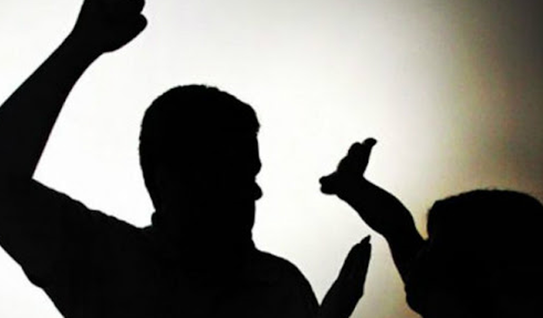 Mulher é esfaqueada pelo ex-marido e suspeito é preso após linchamento no Vergel do Lago