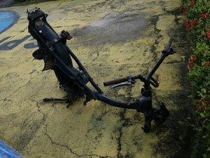 Chassi de moto roubada  é encontrado na entrada de assentamento rural de Craíbas