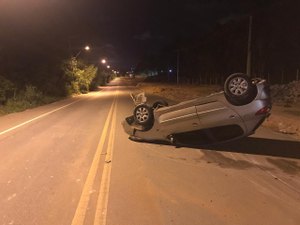 Motorista foge de supostos assaltantes e capota veículo em Maceió