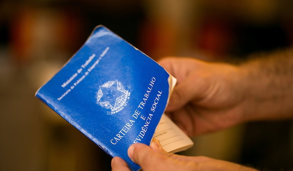 Desemprego fica em 6,2% e emprego com carteira assinada bate recorde