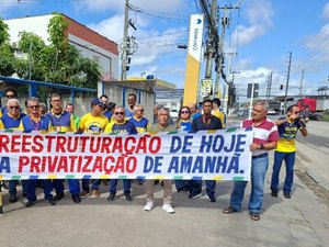 [Vídeo] Trabalhadores dos Correios realizam protesto e ameaçam greve em AL