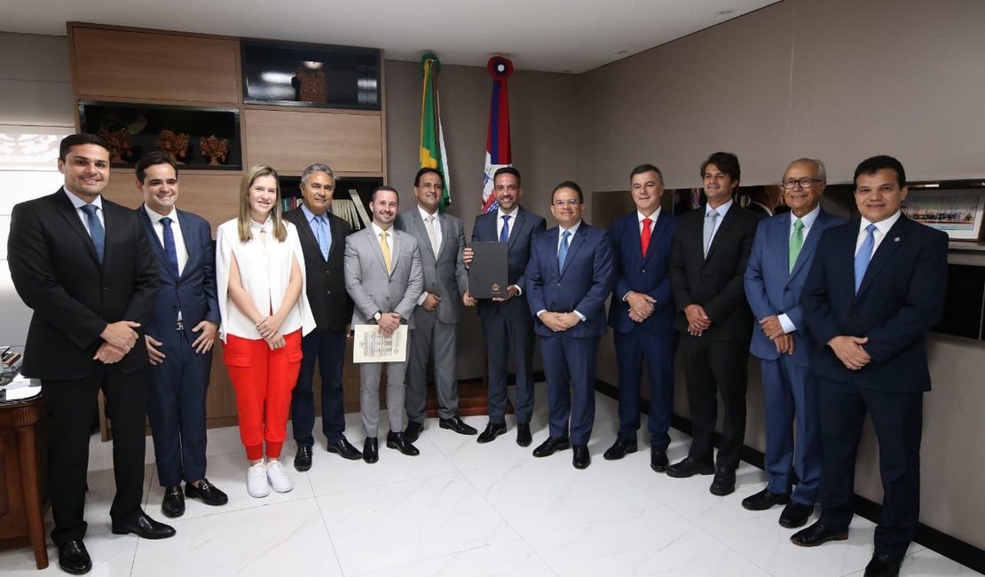 Governador entrega mensagem à Assembleia Legislativa e reforça combate à pobreza