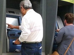 CRISE: Comerciantes pedem antecipação do 13º salário de servidores estaduais