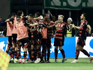 Flamengo vence o Palmeiras no Allianz Parque e cola na liderança do Brasileirão