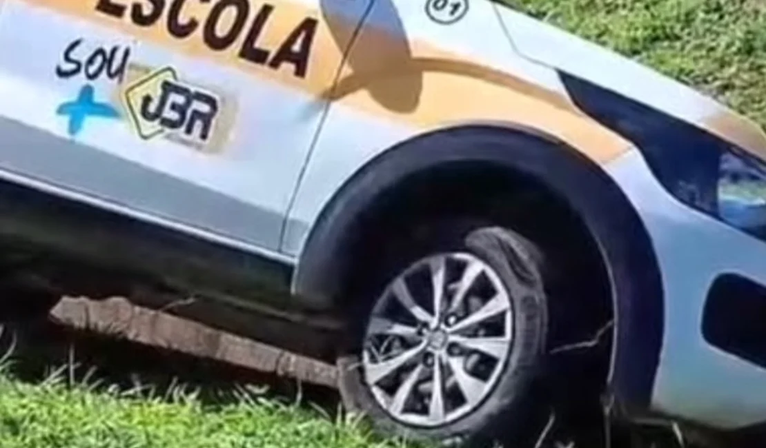 Aluna de autoescola perde controle de veículo durante exame e carro cai em vala em Arapiraca