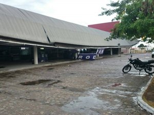 Tempestade derruba fachada da rodoviária, telhados,muros e provoca muitos estragos em Arapiraca