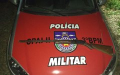 Arma foi apreendida pela Polícia Militar