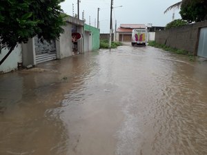 Moradores reclamam de esgotamento do bairro Canafístula, em Arapiraca