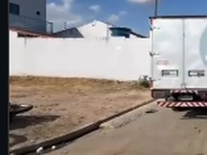 Motociclista fica gravemente ferida após ser atingida por caminhão-baú em Arapiraca