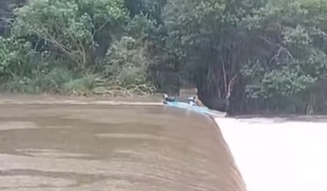 Vídeo mostra momento em que caiaque com ex-prefeito cai e fica preso na correnteza