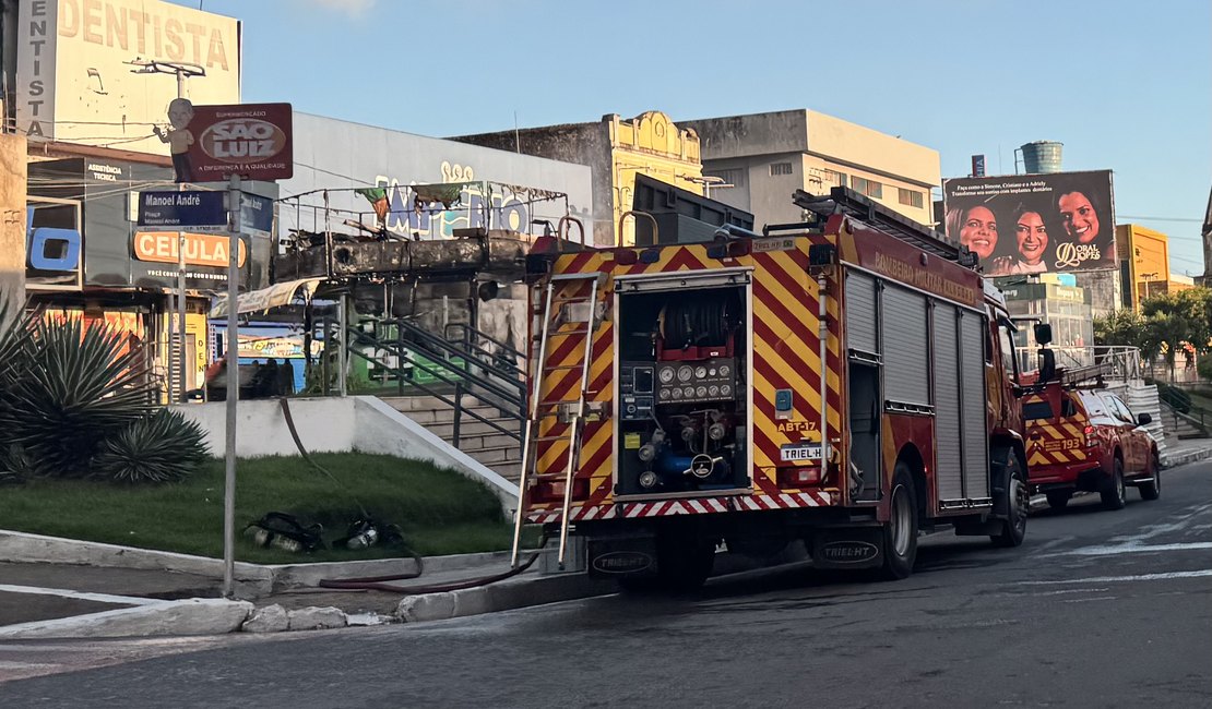 [Vídeo] Incêndio atinge banca de revistas no Centro de Arapiraca durante a madrugada
