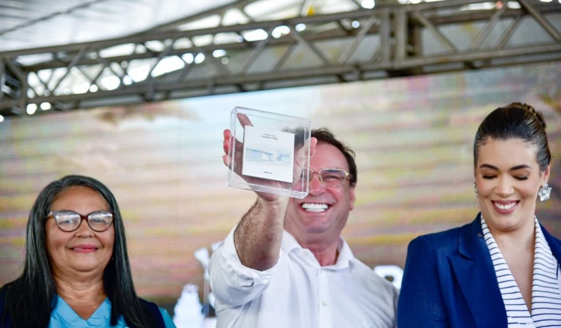 Luciano Barbosa entrega UBS modelo para 10 mil arapiraquenses no bairro Teotônio Vilela
