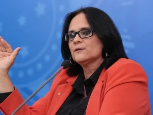 PGR investiga ministra Damares Alves após tentativa de impedir aborto