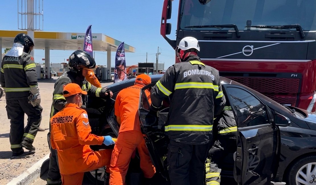 Motorista fica ferido após carro colidir com carreta na AL-220, em Arapiraca