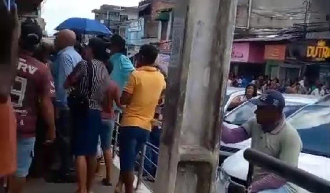 [Vídeo] Aposentados sofrem com atendimento na Caixa de Porto Calvo