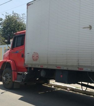 Polícia recupera dois caminhões com carga roubada no Agreste