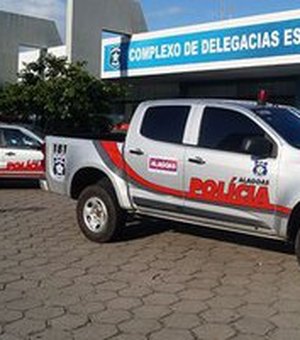 Dupla é detida com moto roubada e arma de fogo na Barra de São Miguel 