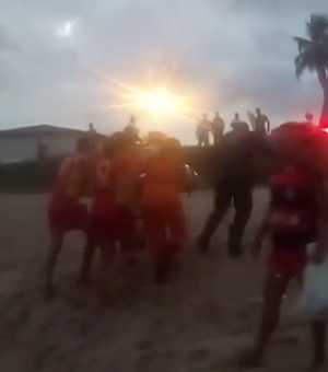 Casal é resgatado por bombeiros na Praia de Cruz das Almas