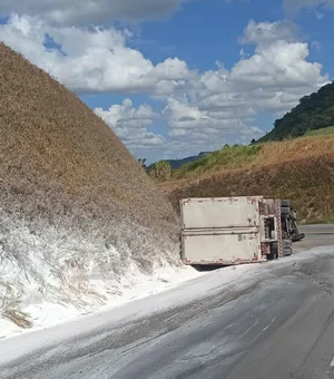 Caminhão tomba na BR-416 no município de Colônia Leopoldina