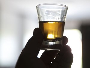 Consumo de álcool antes de dormir pode prejudicar o sono