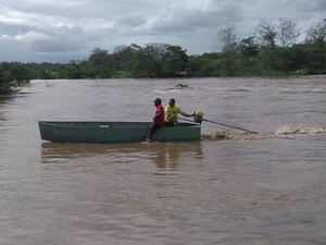 Morador constrói embarcação para socorrer vítimas da chuva