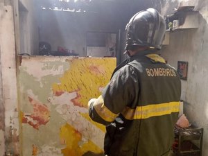 Incêndio destrói casa em conjunto no Jacintinho