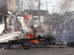 Moradores do Novo Mundo bloqueiam pista em protesto contra mudanças de itinerário 