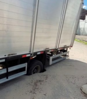 Caminhão fica preso após calçamento ceder no bairro Baixão, em Arapiraca