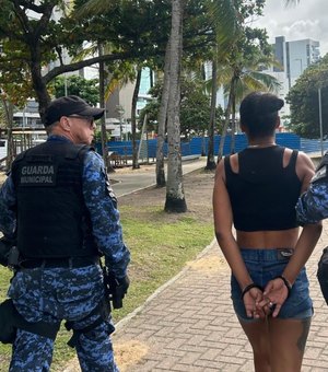 Mulher é presa com maconha, cocaína e R$ 990 em dinheiro na Orla da Pajuçara