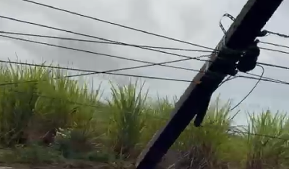 Carro perde o controle da direção e derruba poste no município de São Luís do Quitunde