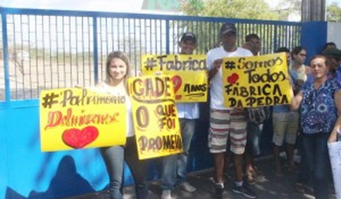 Funcionários da Fábrica da Pedra realizam manifestação contra o fechamento da indústria
