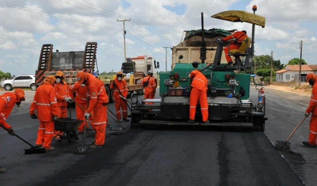 Renan assina ordem de serviço para nova rodovia