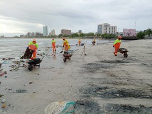 Mais de 750 toneladas de resíduos são retidas das praias de Maceió em abril