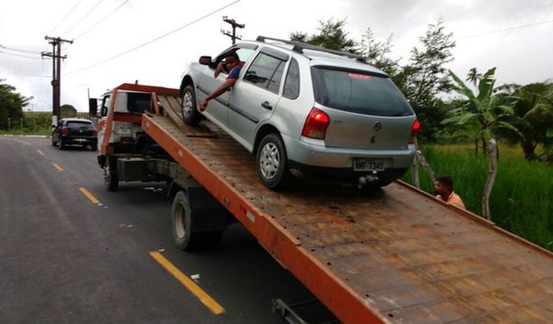 Carros da Uber são apreendidos por transporte clandestino em fiscalização