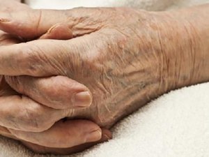 Idosa tem casa invadida durante a madrugada deste sábado (13)