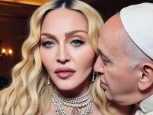 Madonna gera polêmica ao postar foto beijando Papa Francisco