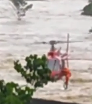 Bombeiros resgatam homem ilhado com helicóptero, em Rio Largo
