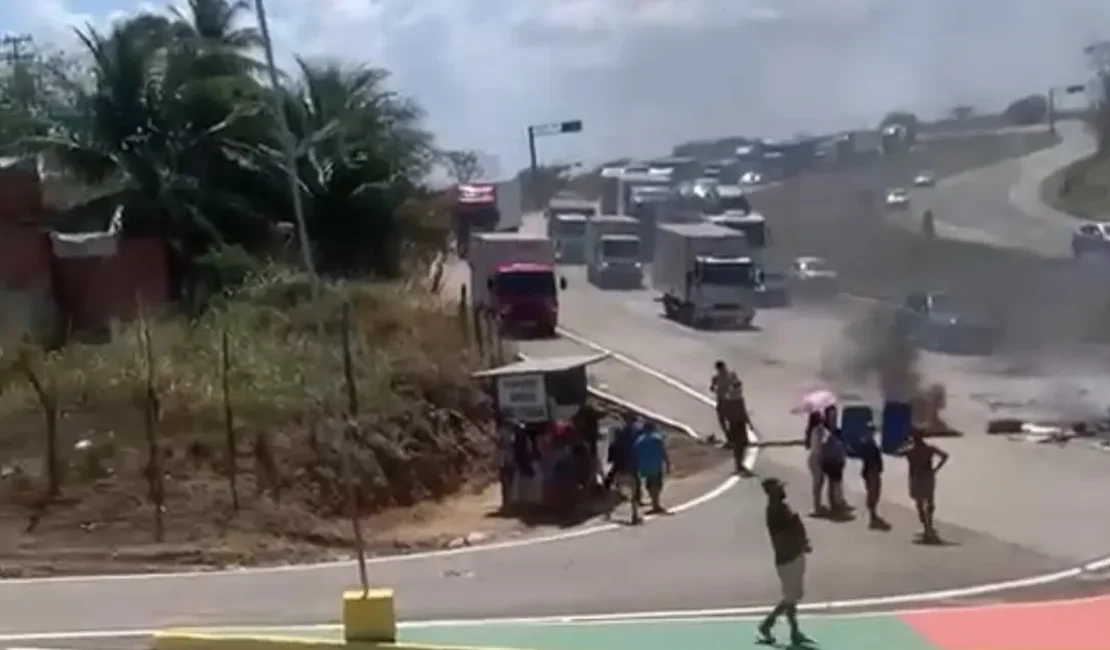 Manifestantes protestam por falta d’água e bloqueiam BR-101 em São Brás