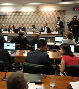Ministro Vélez diz que pedido para entoar slogan de Bolsonaro foi 'erro'