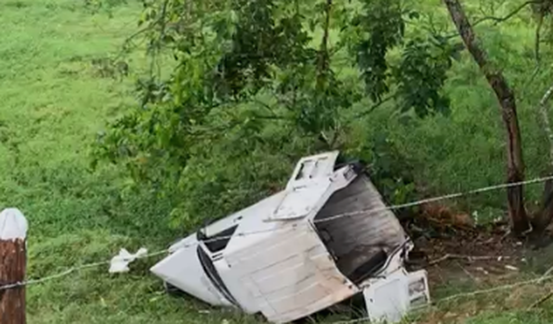 Veículo de aplicativo cai em ribanceira no município de Chã Preta, em Alagoas