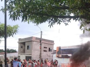 Após morte de criança, familiares fecham via no Bairro Teotônio Vilela, em Arapiraca