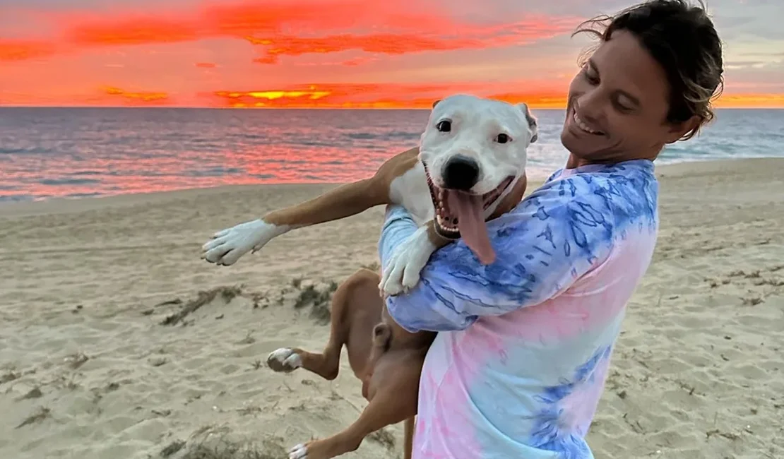 Surfista viraliza ao jogar corpo de cachorro no mar e divide opiniões