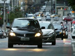 Uso do farol baixo em rodovias começa a valer; saiba como será a fiscalização