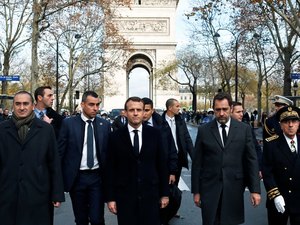 Macron avalia decretar estado de emergência na França após protestos