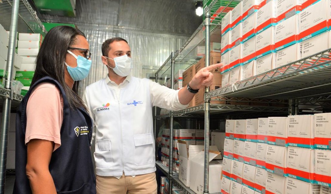 Mais 99.830 doses da AstraZeneca e Pfizer chegam hoje em Alagoas
