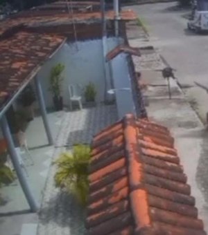 [Vídeo] Dupla armada assalta mulher na frente de casa no Salvador Lyra