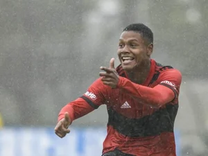 Matheus França fica perto de renovar com o Flamengo e ter multa recorde no clube