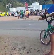 [Vídeos] Amigos e familiares protestam contra morte de jovens que supostamente trocaram tiros com a polícia